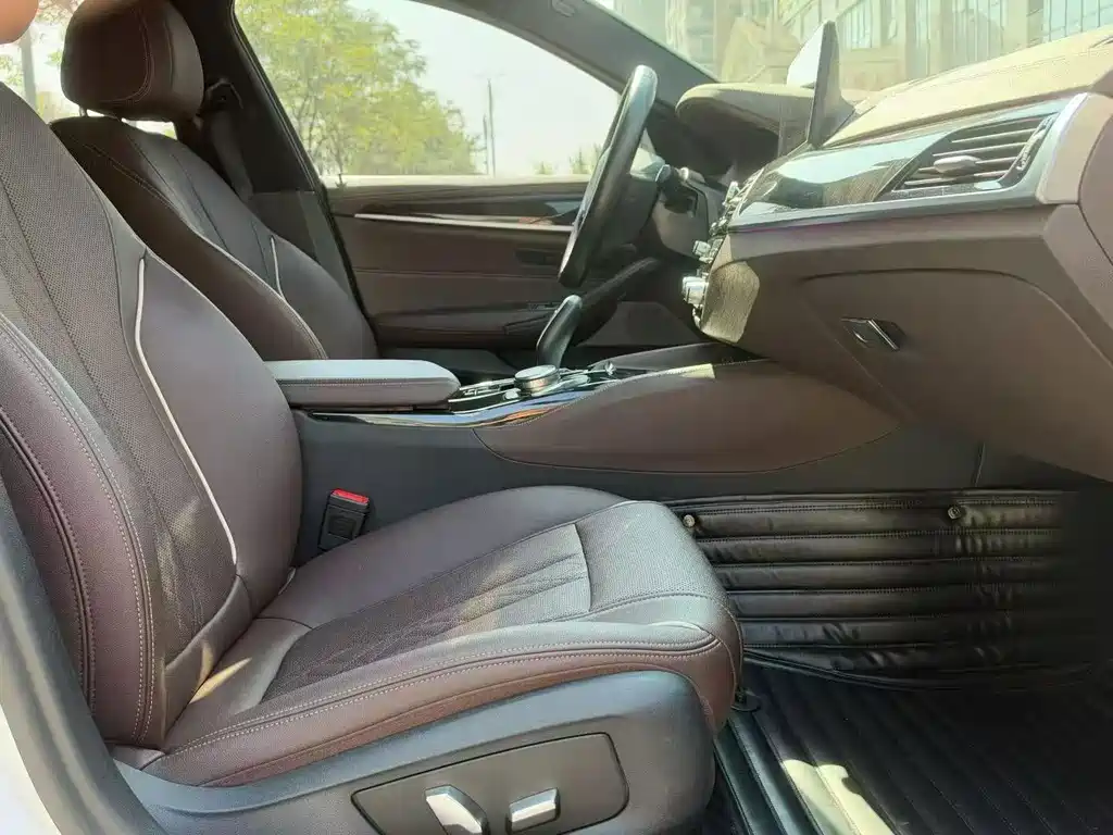 BMW 5 Series — миниатюра 8