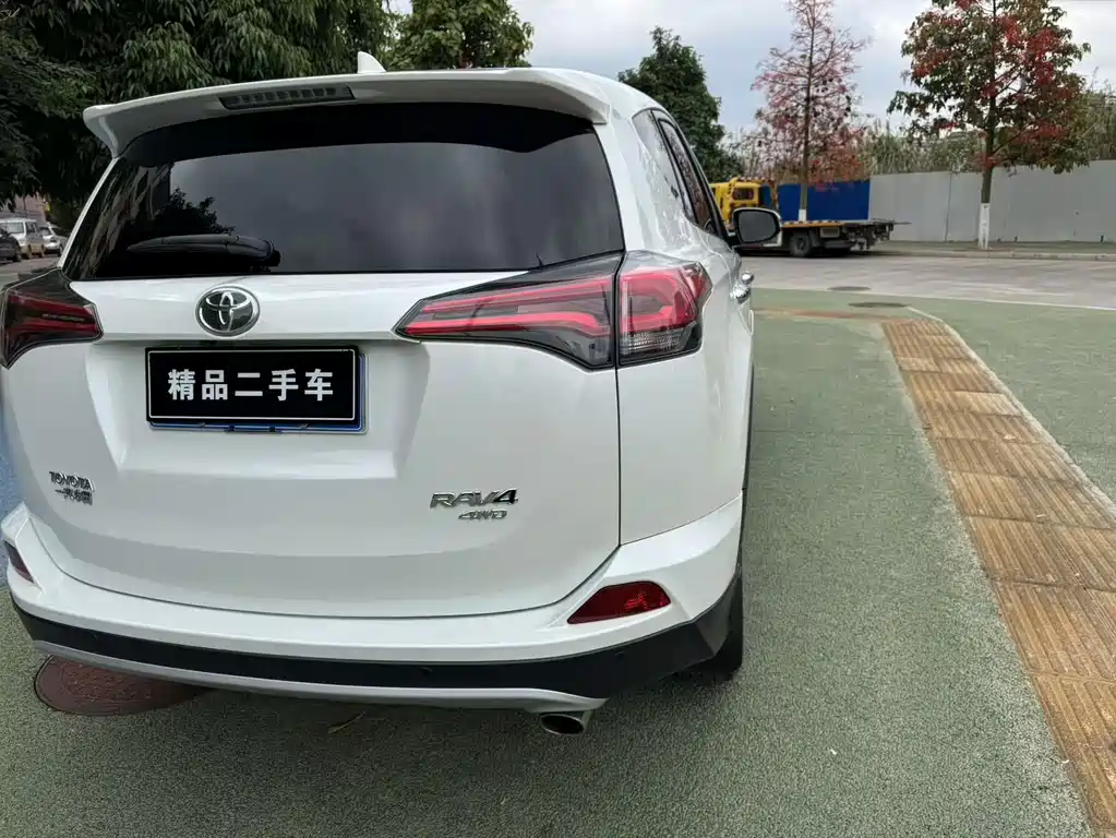 Toyota RAV4 — миниатюра 5