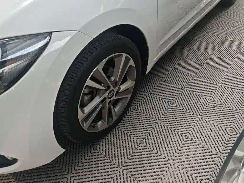 Hyundai Elantra — миниатюра 23