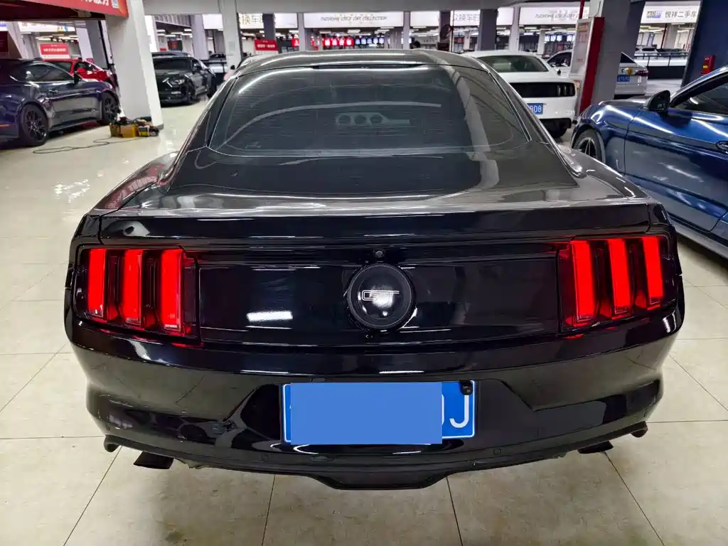 FORD MUSTANG