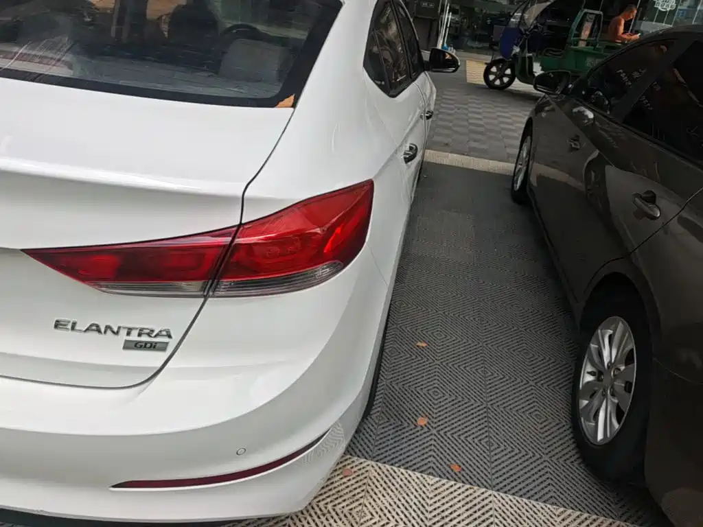 Hyundai Elantra — миниатюра 8