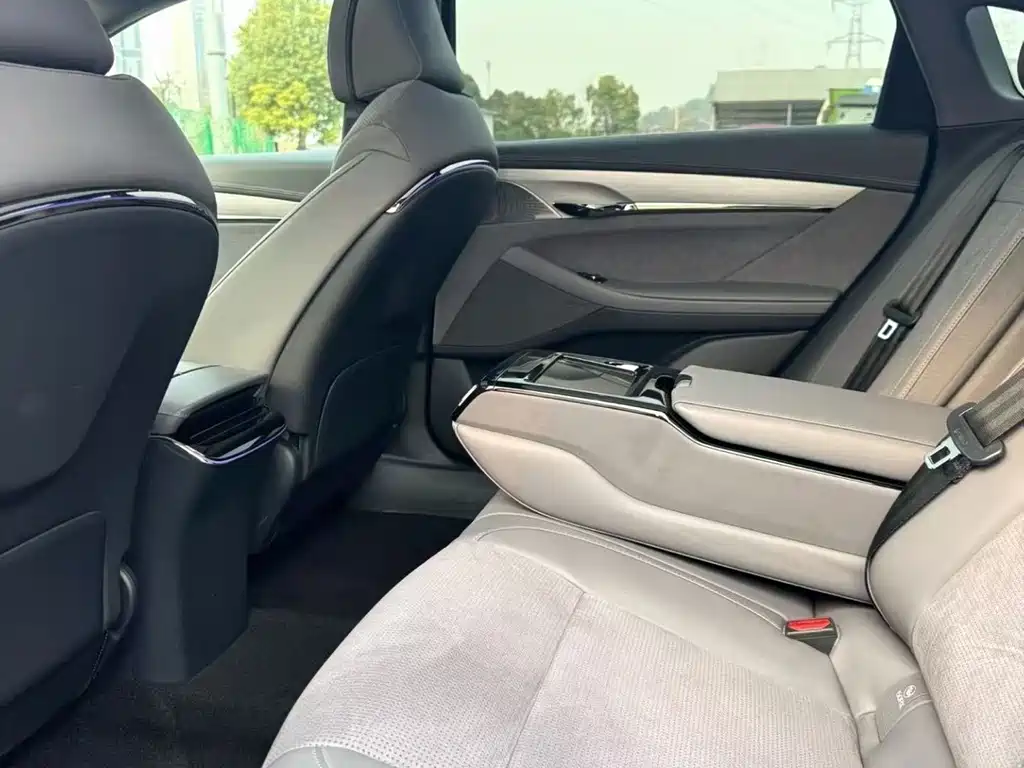 VOYAH LANTU CHASING LIGHT