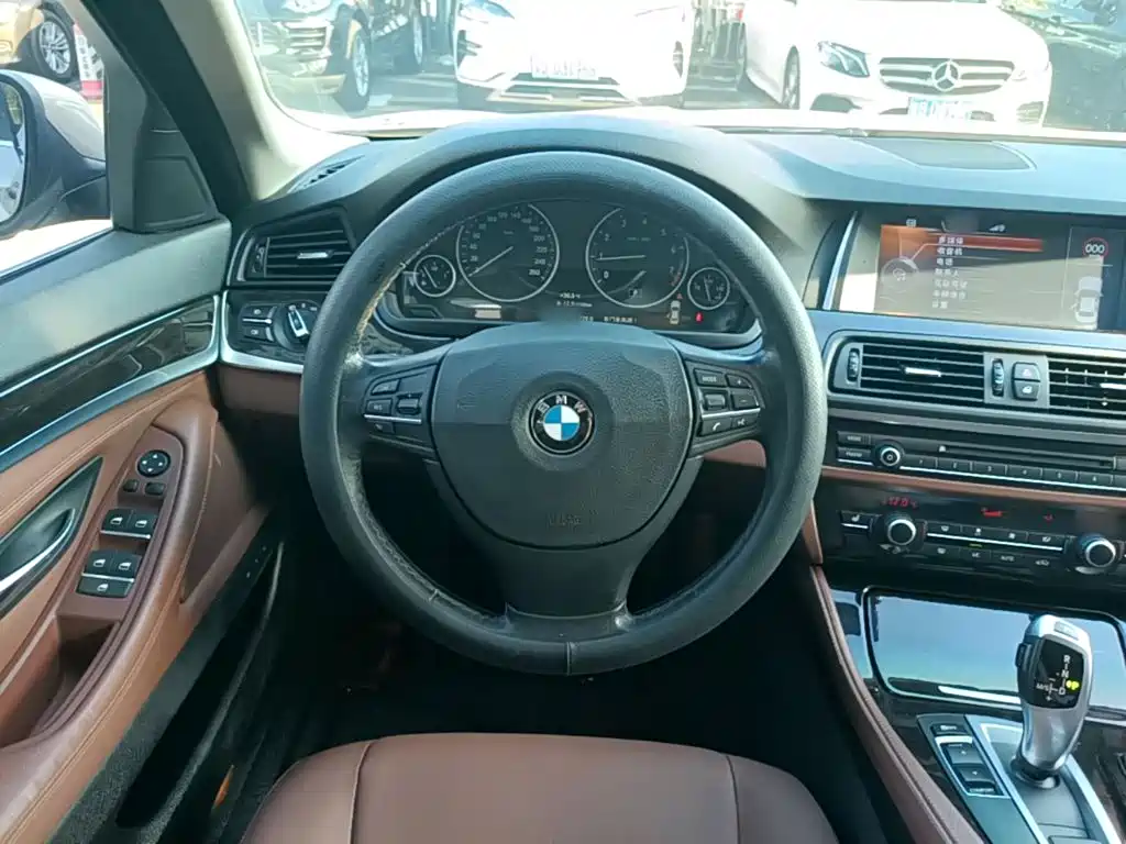 BMW 5 Series — миниатюра 11