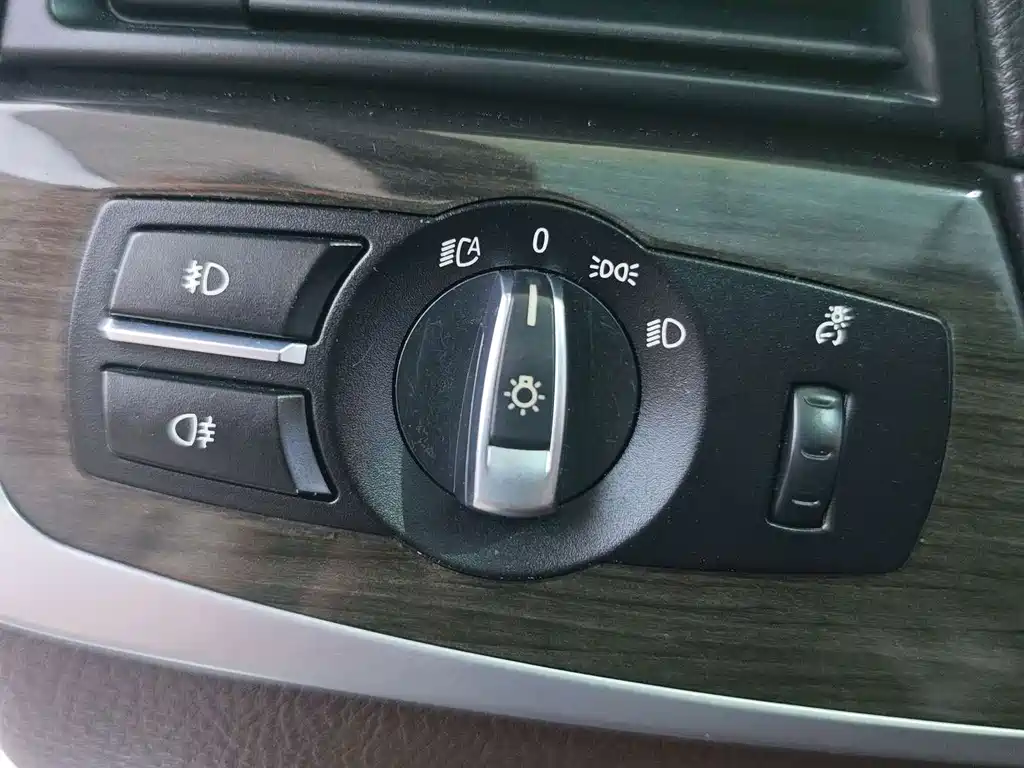 BMW 5 Series — миниатюра 7