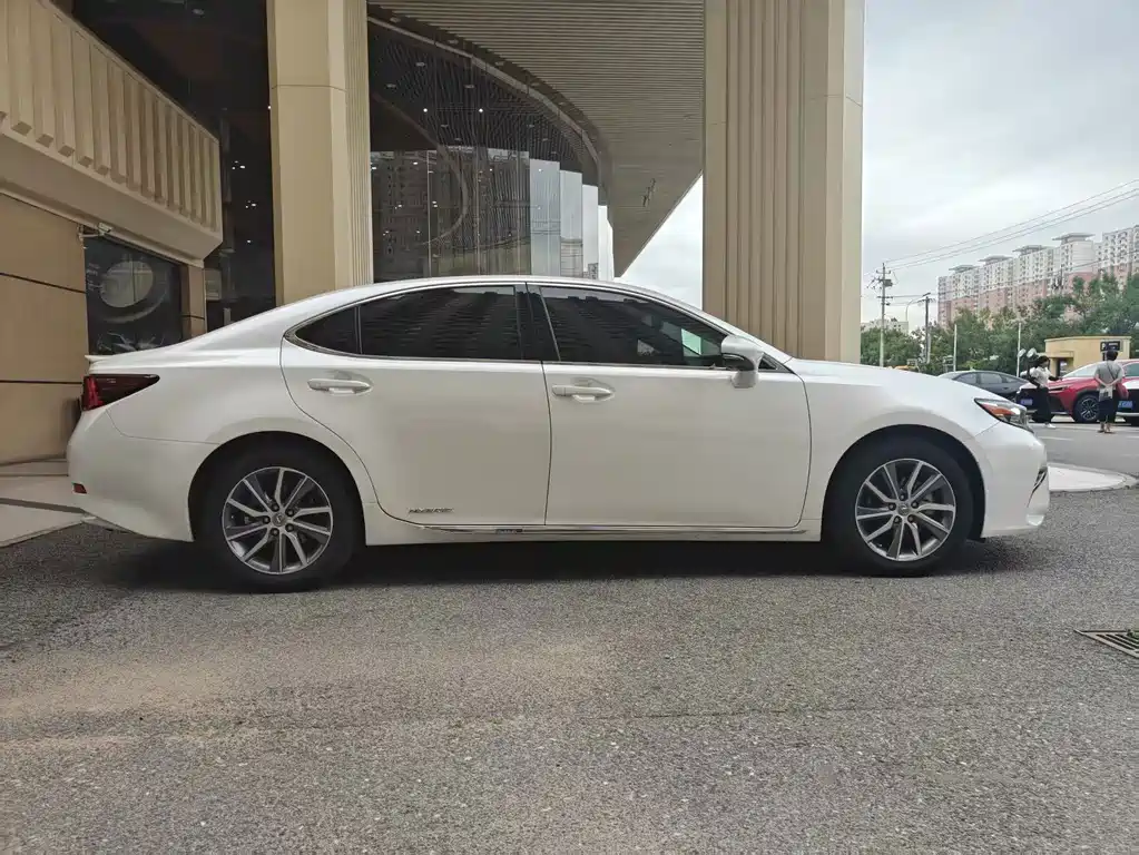 Lexus ES — миниатюра 8