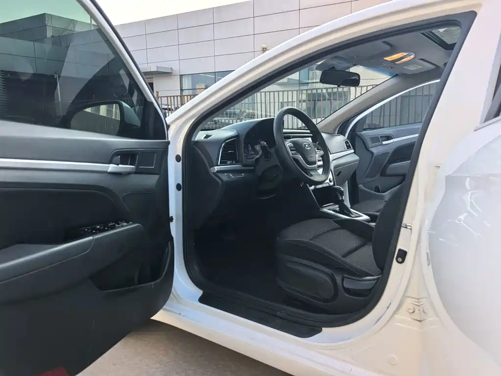 Hyundai Elantra — миниатюра 11