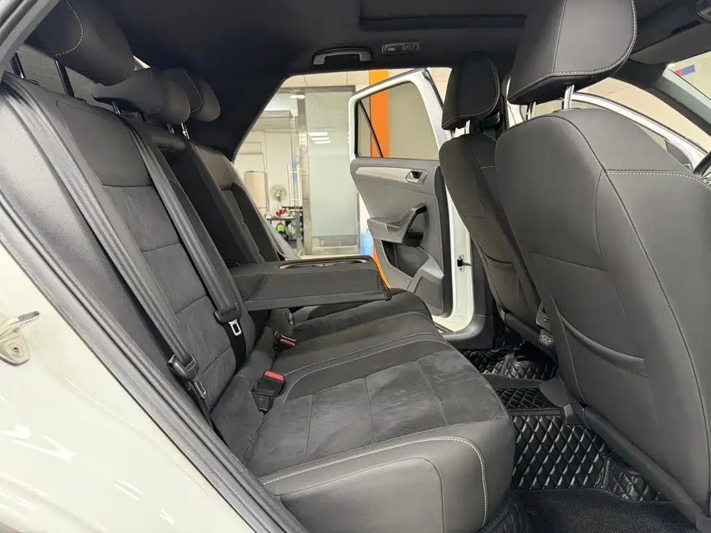 Volkswagen T-Roc — миниатюра 10