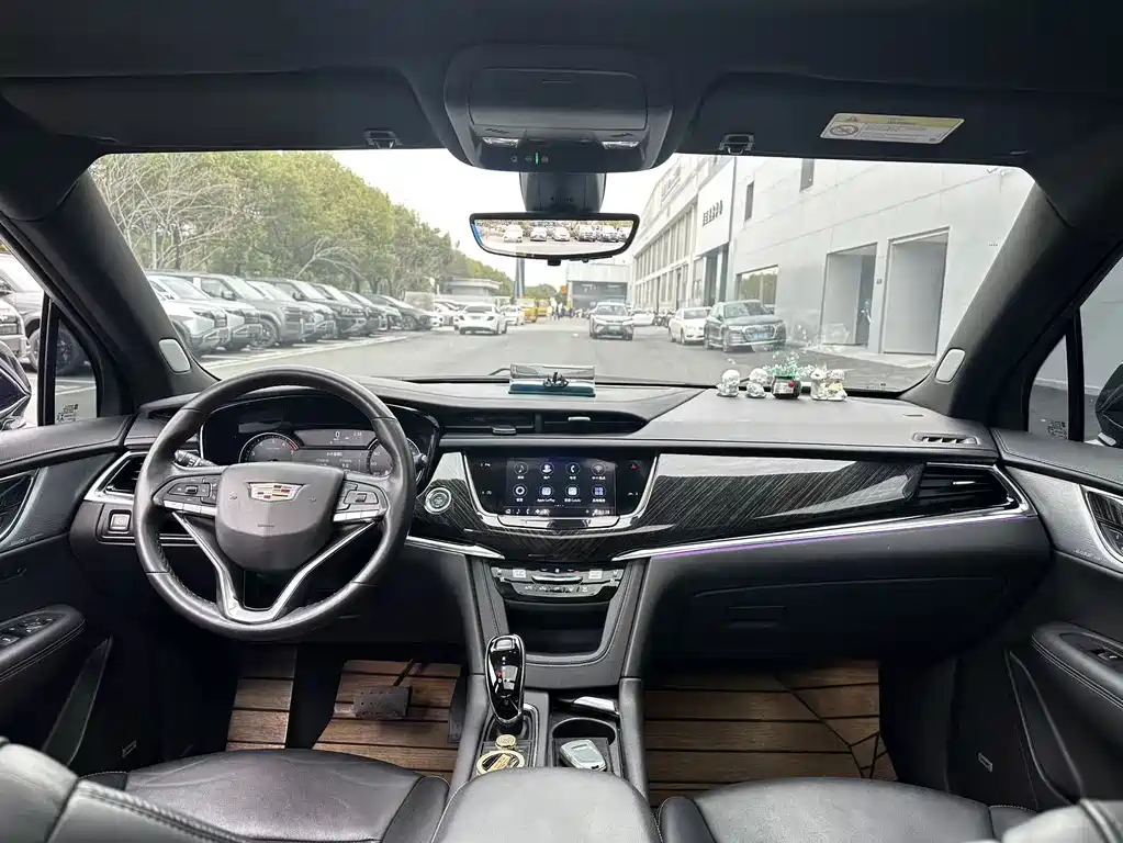CADILLAC XT6