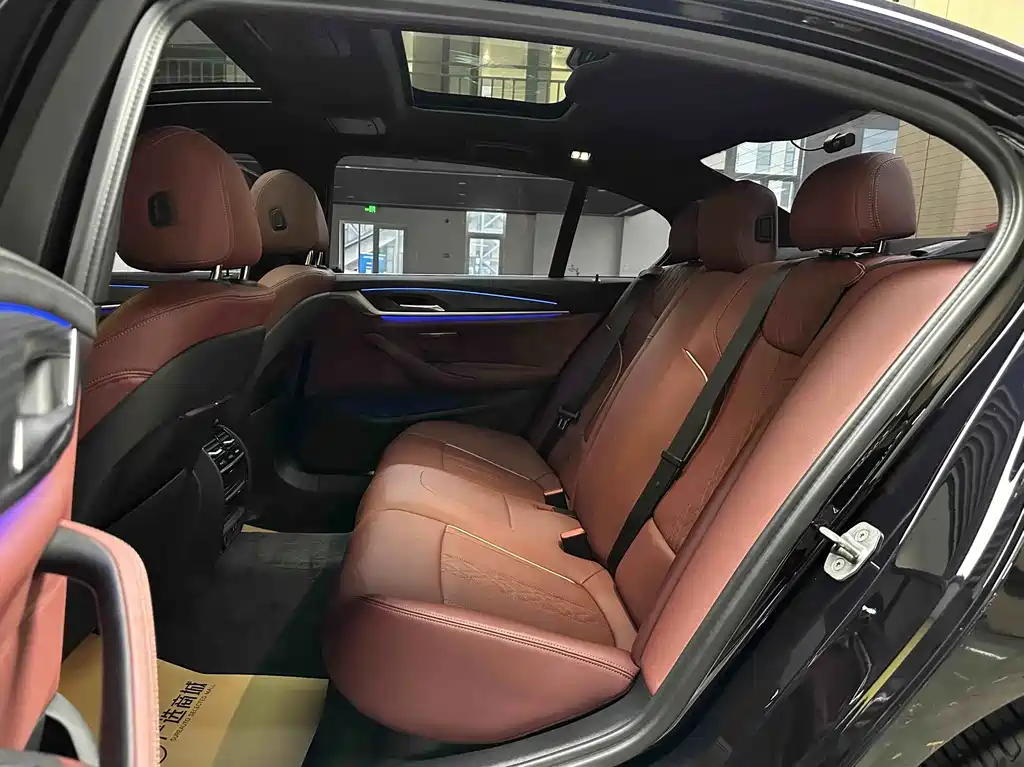 BMW 5 Series — миниатюра 11