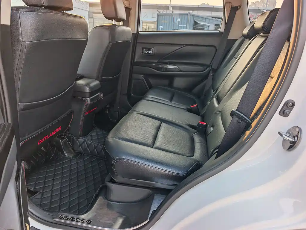 Mitsubishi Outlander — миниатюра 11