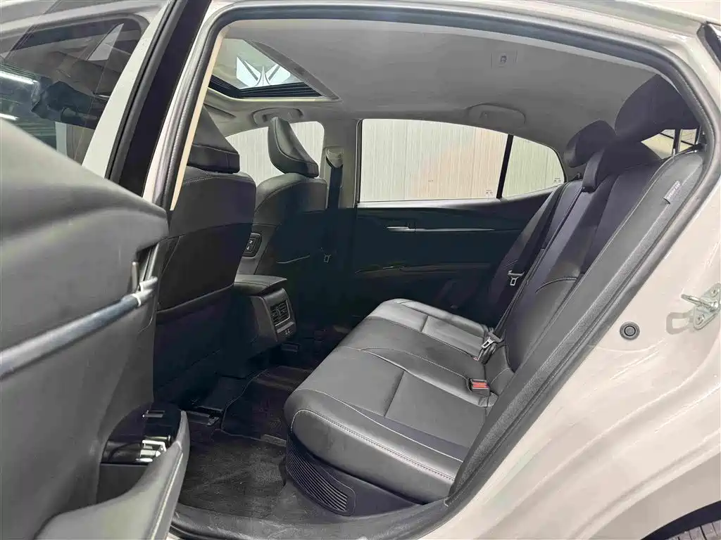 Toyota Camry 2024 Белый из Китая, фото 3