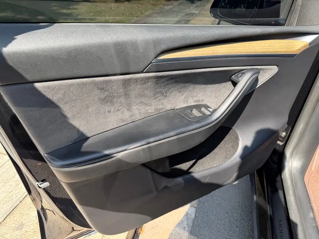 Tesla Model Y — миниатюра 9