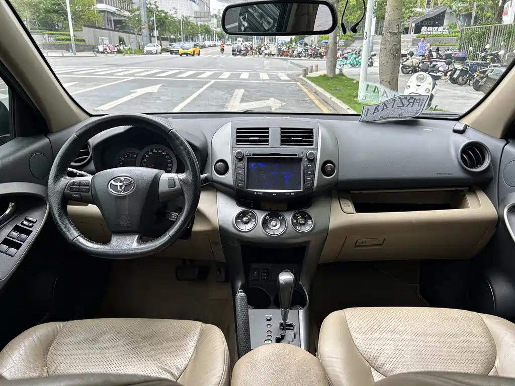 Toyota RAV4 — миниатюра 9