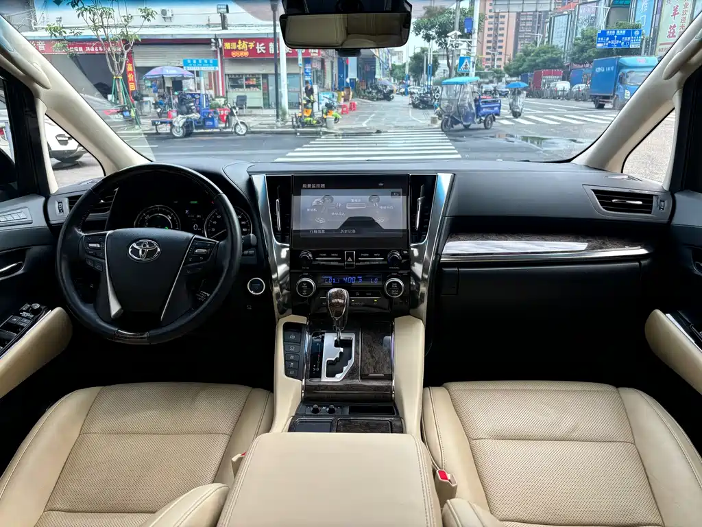 Toyota Alphard — миниатюра 11