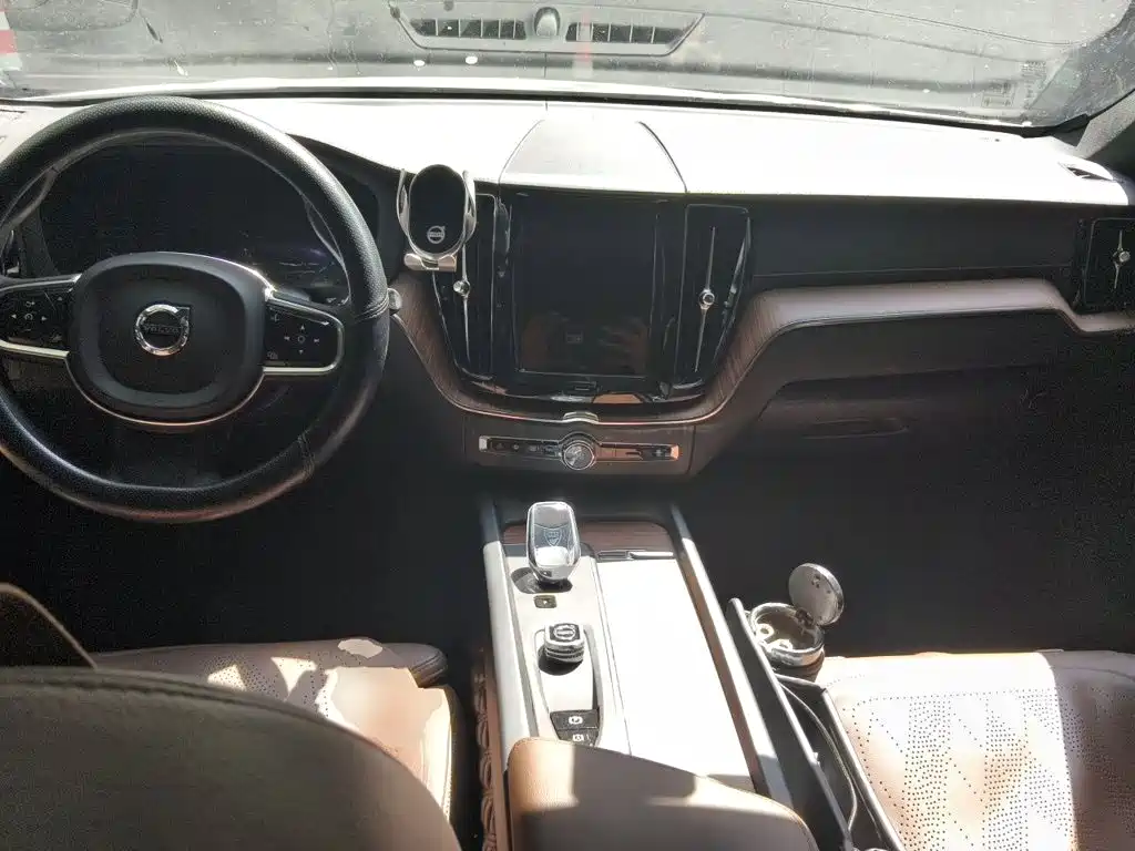 Volvo XC60 PHEV — миниатюра 5