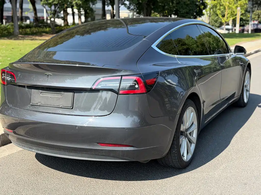 Tesla Model 3 — миниатюра 7