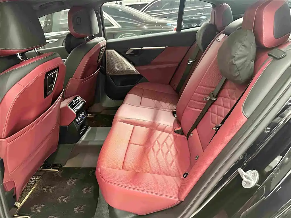 BMW 5 Series — миниатюра 11