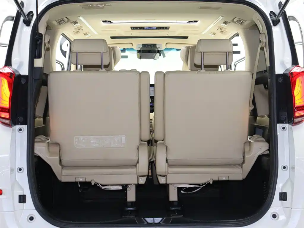 Toyota Alphard — миниатюра 12