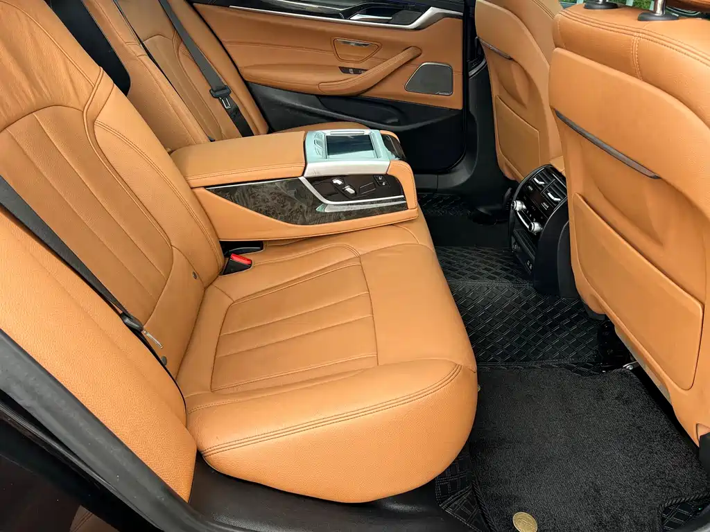 BMW 5 Series — миниатюра 12