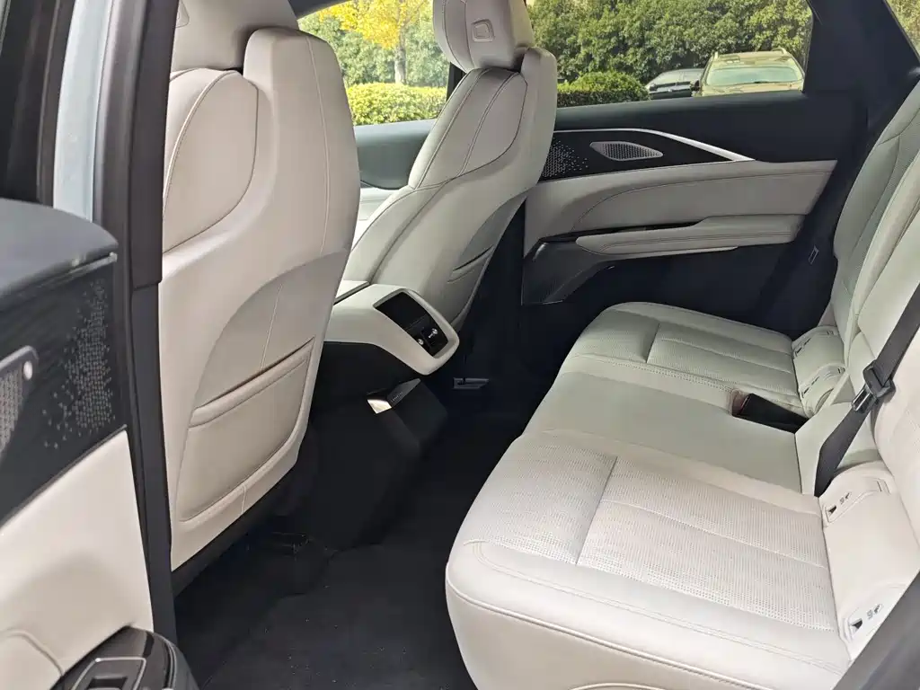 Cadillac Lyriq — миниатюра 4