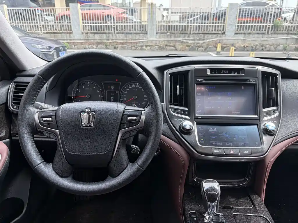 Toyota Crown — миниатюра 15
