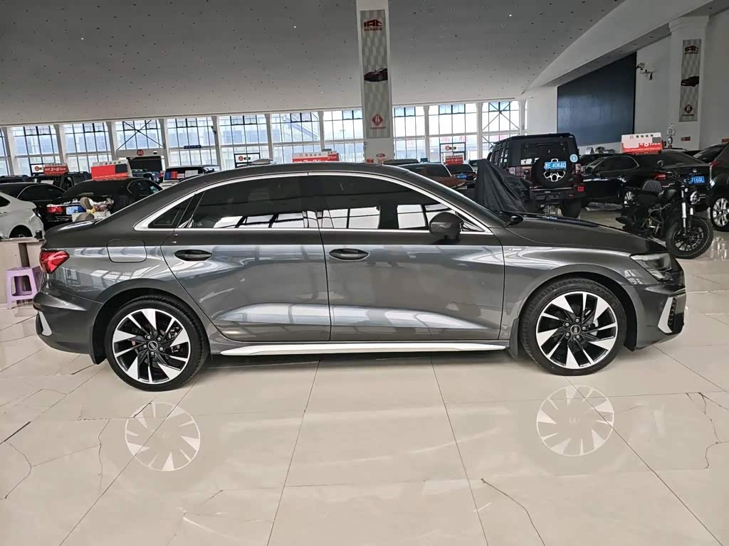 Audi A3 1.4 л 2023 г. Серебристо-серый, пробег 25000 км
