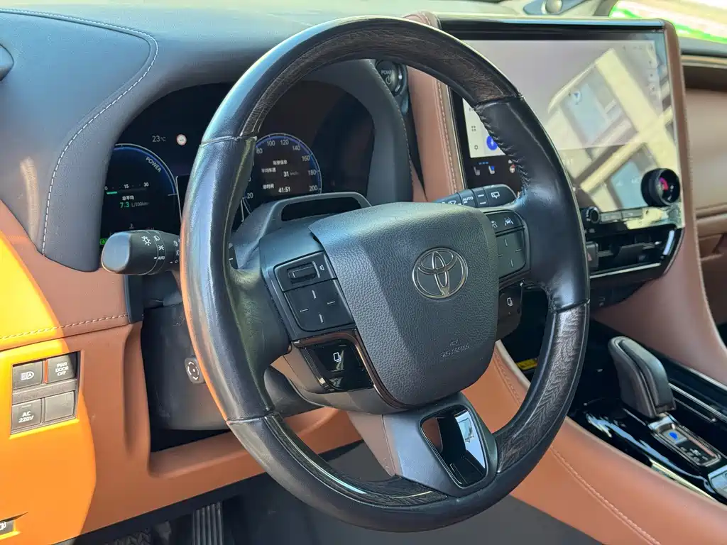 Toyota Alphard — миниатюра 9