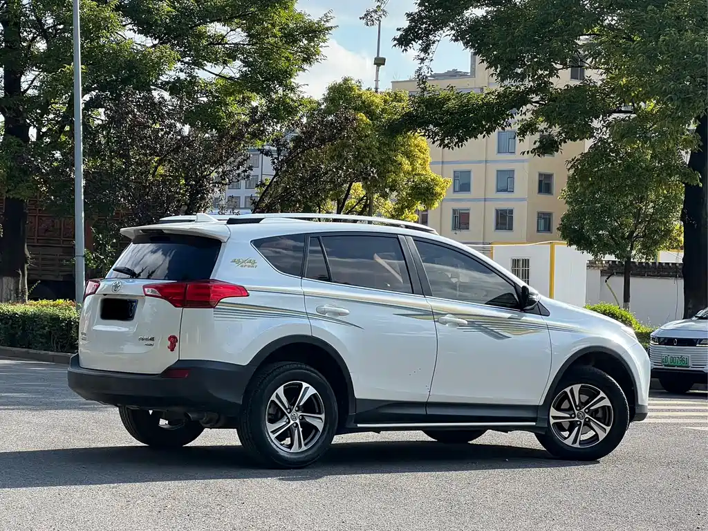 Toyota RAV4 — миниатюра 4