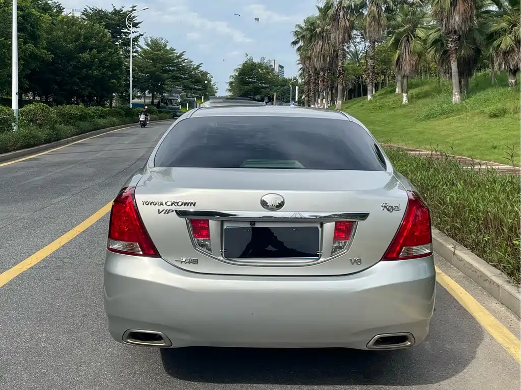 Toyota Crown — миниатюра 3