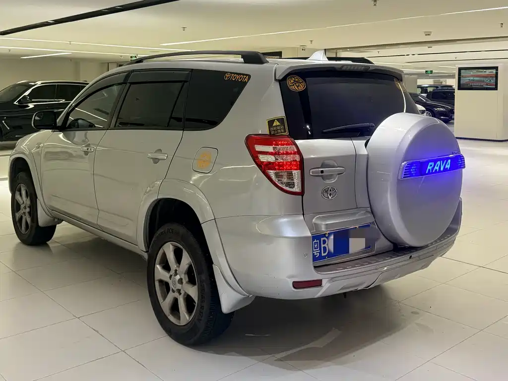 Toyota RAV4 — миниатюра 6