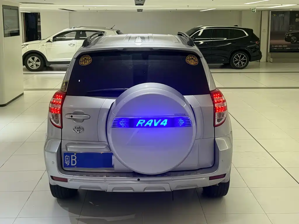 Toyota RAV4 — миниатюра 4
