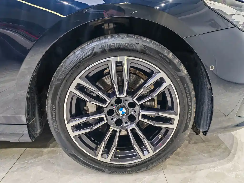 BMW 5 Series — миниатюра 12