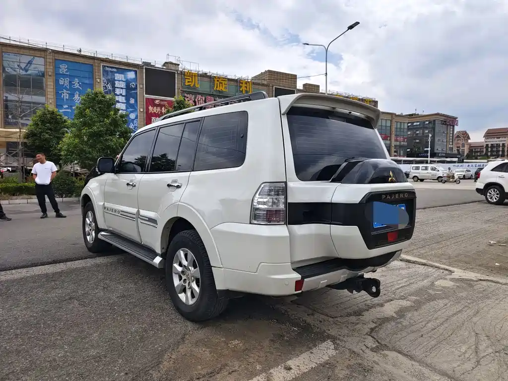 Mitsubishi Pajero (Import) — миниатюра 6