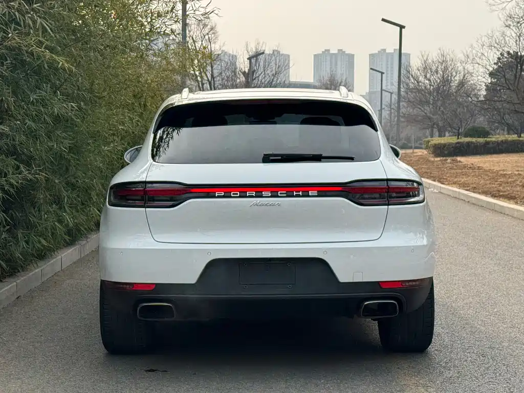 PORSCHE MACAN