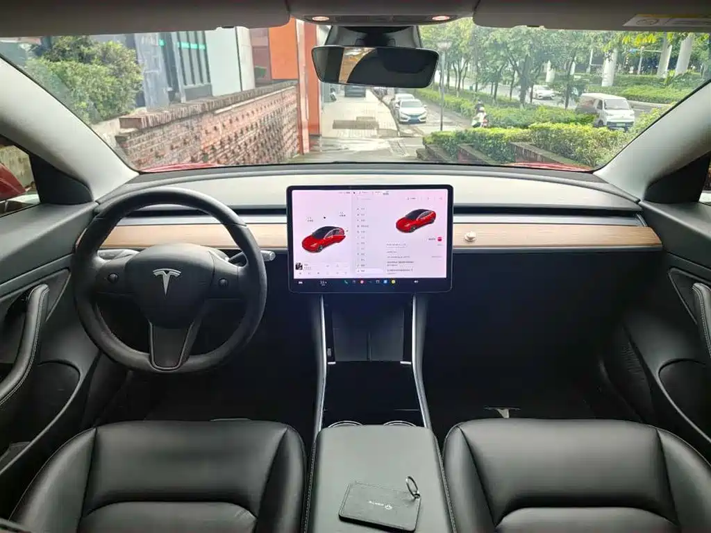Tesla Model 3 — миниатюра 3