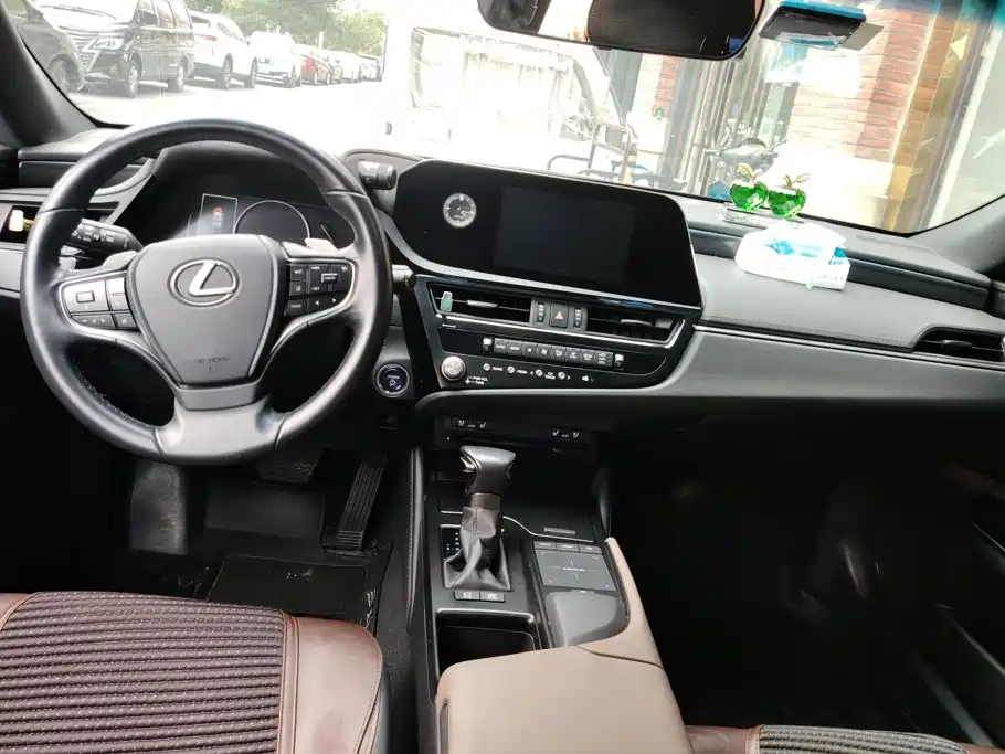 Lexus ES — миниатюра 11