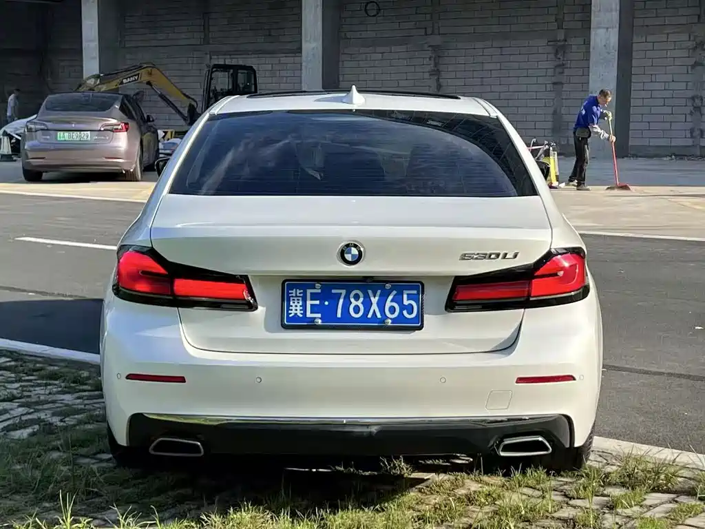 BMW 5 Series — миниатюра 4