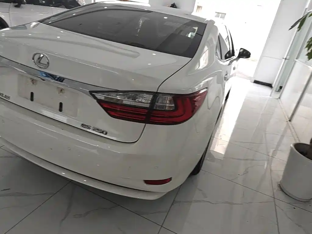 Lexus ES — миниатюра 8