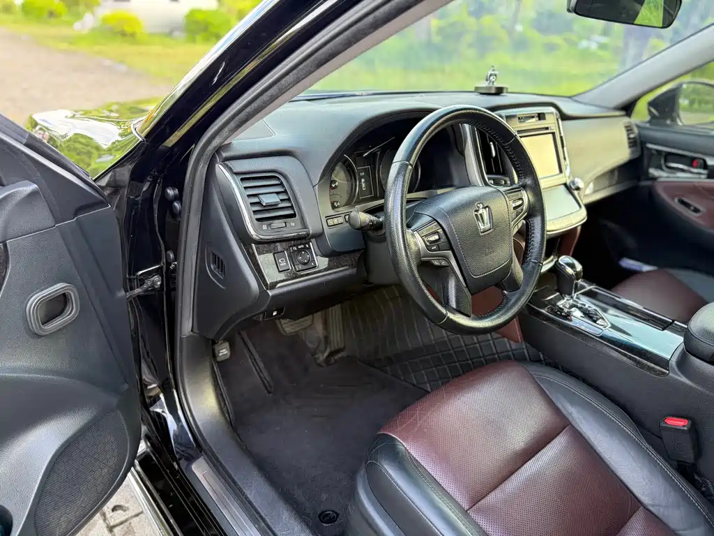 Toyota Crown — миниатюра 9