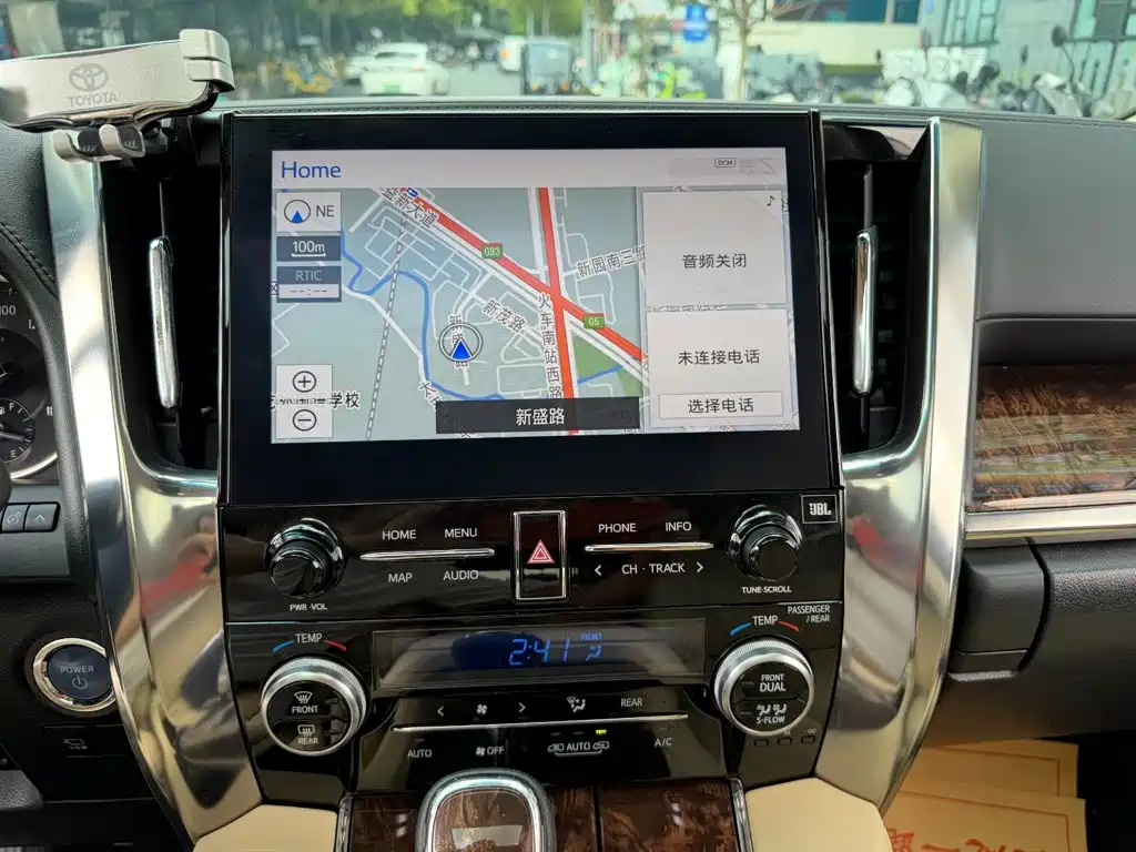 Toyota Alphard — миниатюра 10