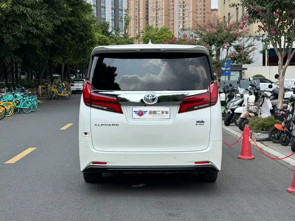 Toyota Alphard — миниатюра 5