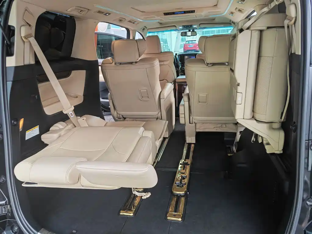 Toyota Alphard — миниатюра 19
