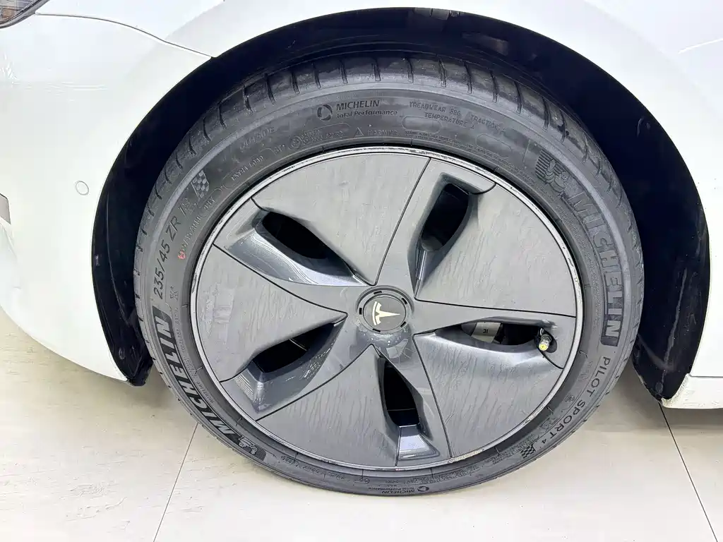 Tesla Model 3 — миниатюра 15