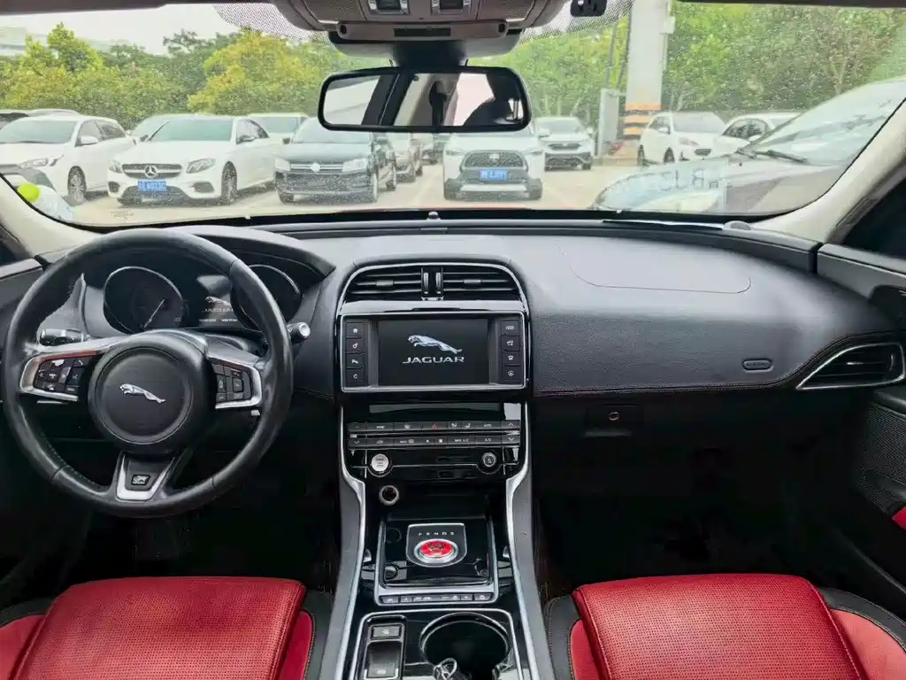 Jaguar XE — миниатюра 5