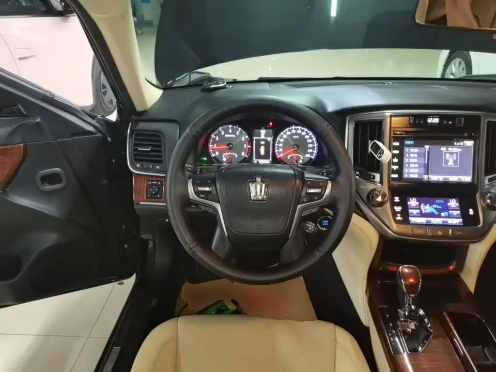 Toyota Crown — миниатюра 11