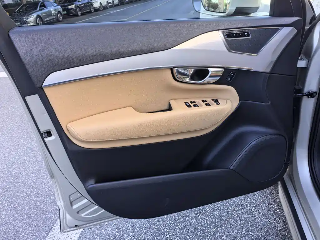 Volvo XC90 — миниатюра 25