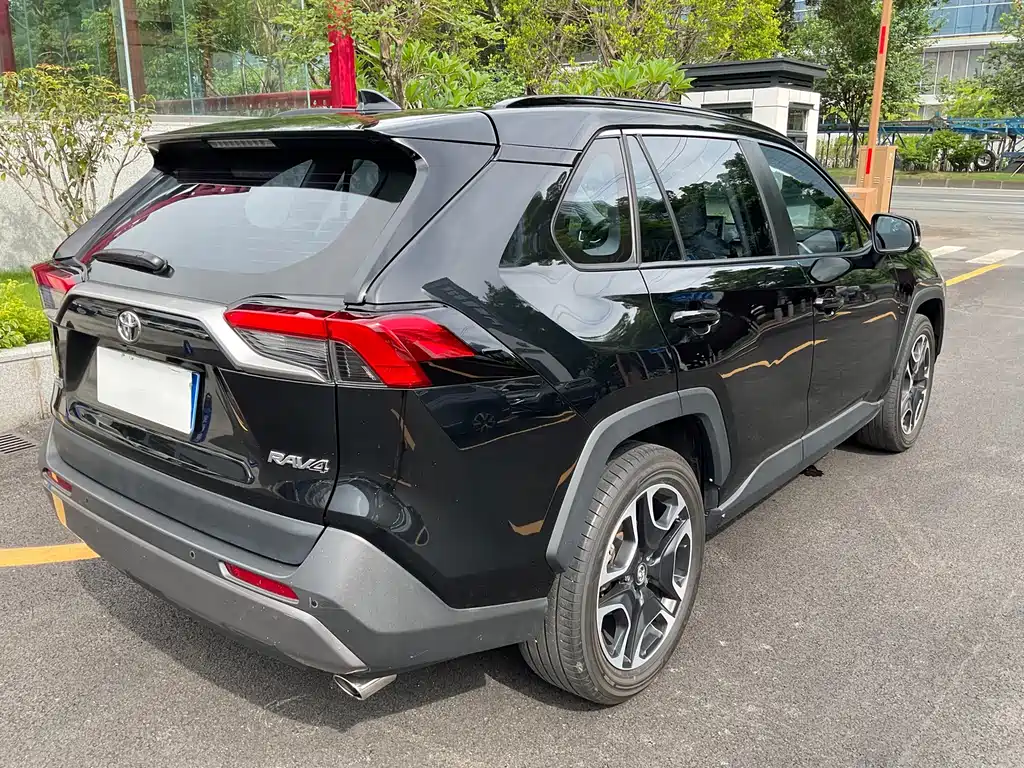 Toyota RAV4 — миниатюра 6