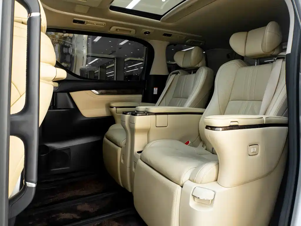 Toyota Alphard — миниатюра 28