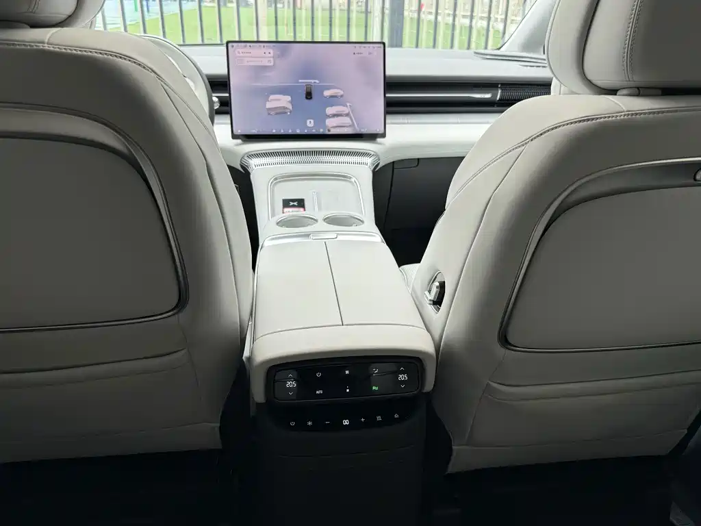 XPeng X9 — миниатюра 7