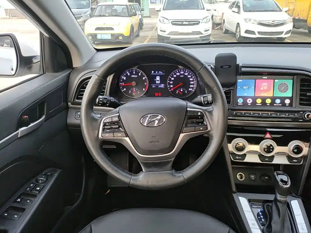 Hyundai Elantra — миниатюра 11